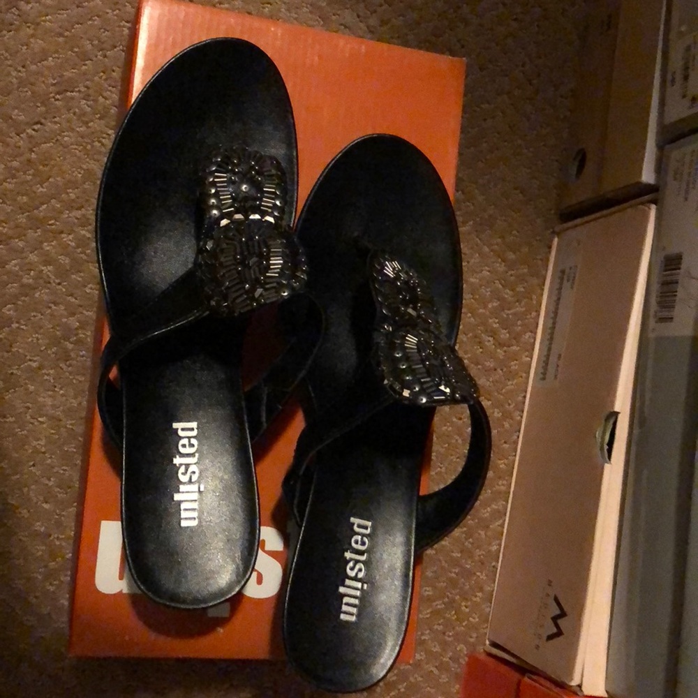 🔥NEVER WORN UNLISTED SANDALS🔥